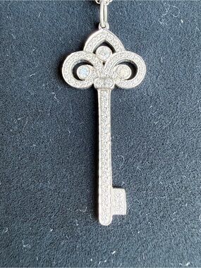 Tiffany 18k white gold keys pendant